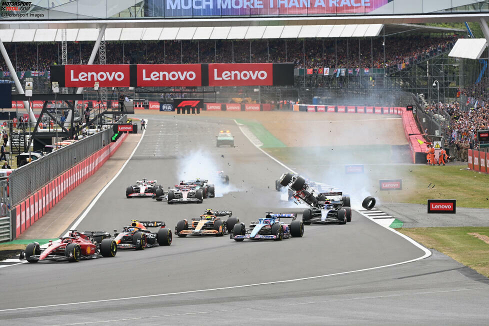 ... und überschlägt sich noch auf der Zielgeraden. Nachfolgende Fahrer reagieren auf den Zwischenfall, es kommt (im Bild links) zu einer weiteren Kollision rund um Alex Albon und Sebastian Vettel.