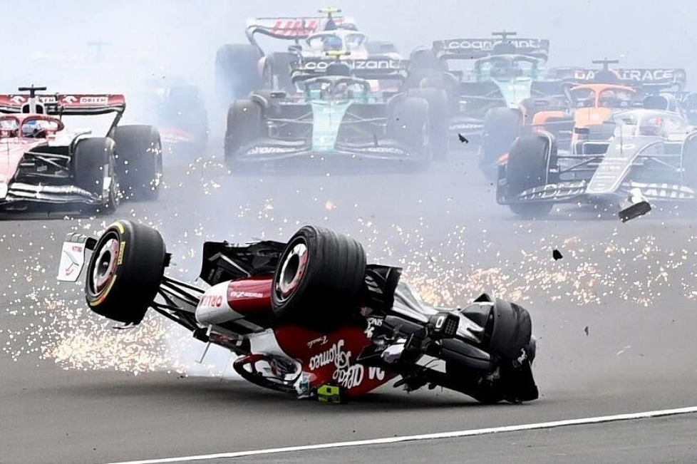 Schwer Unfall von Guanyu Zhou im Alfa Romeo beim Formel-1-Rennen in Silverstone 2022: Wie es zum Crash kam und wie er endete - hier sind die Bilder!