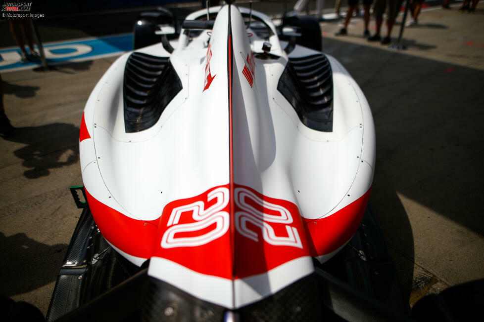 ... Haas: Endlich steht das Update für den VF-22 bereit, nachdem das Team bislang mit der Basisversion des Autos gefahren ist. Verändert sind unter anderem die Seitenkästen und die Kühlung. Das Update fährt in Budapest aber nur Kevin Magnussen, nicht Mick Schumacher. Am schnellsten fährt indes ...