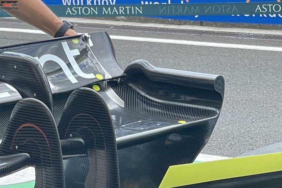 ... Update am Heckflügel des Aston Martin AMR22: Die Wölbung an der seitlichen Endplatte sei so nicht im Sinne des Reglements, werfen Kritiker dem Team vor. Entschieden ist bisher noch nichts, aber auch andernorts gibt es Neuteile, zum Beispiel bei ...