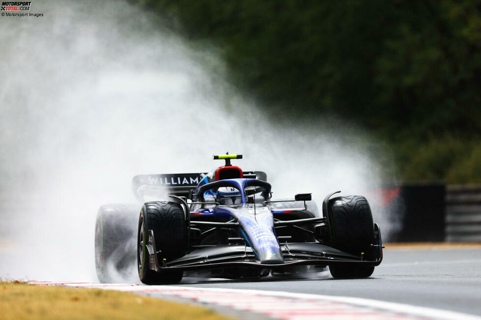 Im nassen dritten Freien Training ist es überraschend Nicholas Latifi im Williams FW44, der ganz zum Schluss die Bestzeit setzt auf Intermediate-Reifen. Ergebnis: 1:41.480 Minuten. Ebenfalls schnell unterwegs ist ...