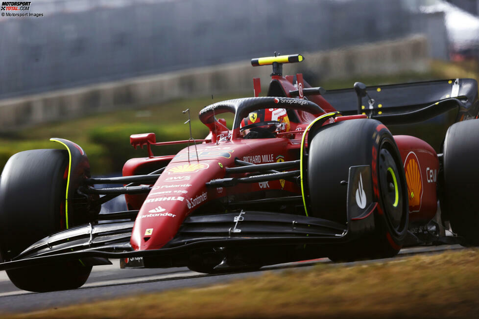... ist Carlos Sainz im Ferrari F1-75, der schon wie der sichere Pole-Mann aussieht, dann aber doch noch von Russell unterboten wird. Die Top 3 komplettiert Charles Leclerc im zweiten Ferrari vor ...