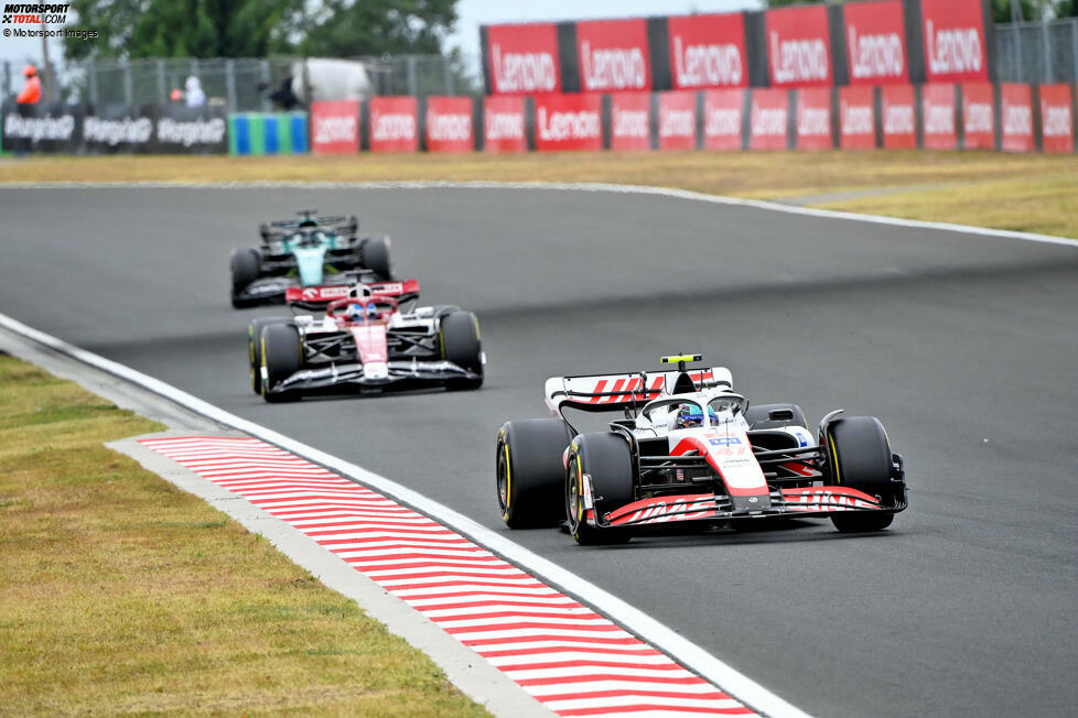 ... Mick Schumacher dagegen bleibt im Haas VF-22 ohne Punkte: Er sieht die Zielflagge zwar vor seinem Teamkollegen Kevin Magnussen, aber nur auf P14. Die nächste Chance kriegen Schumacher und seine Formel-1-Kollegen ...