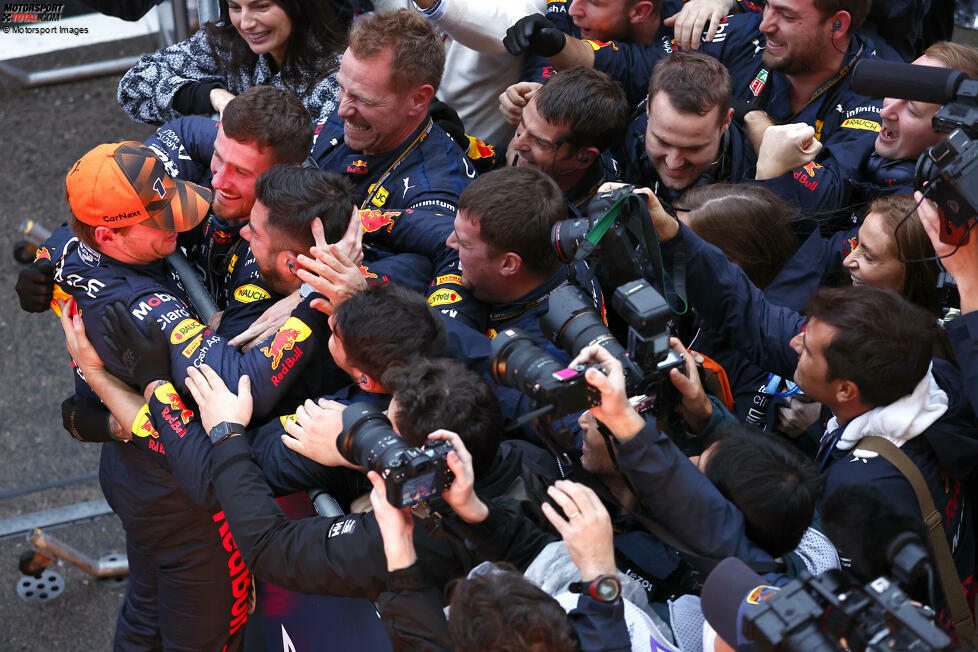 ... kennt der Jubel keine Grenzen mehr: Die Mechaniker von Red Bull feiern ihren nun zweimaligen Formel-1-Weltmeister und ...
