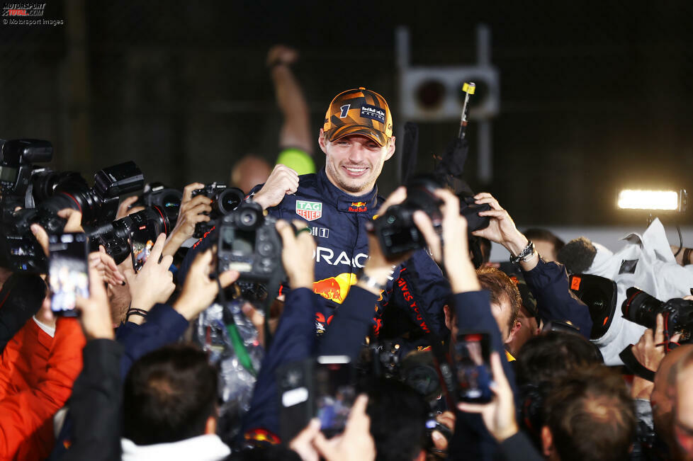... ein Blitzlichtgewitter über Verstappen hereinbricht: Die Weltpresse braucht Fotos vom neuen Weltmeister, der sich dann noch ...
