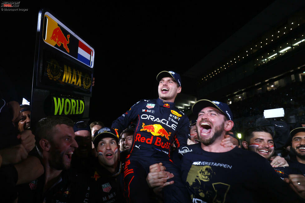 ... Red Bull lässt Verstappen in der Boxengasse hochleben, wo natürlich auch ...