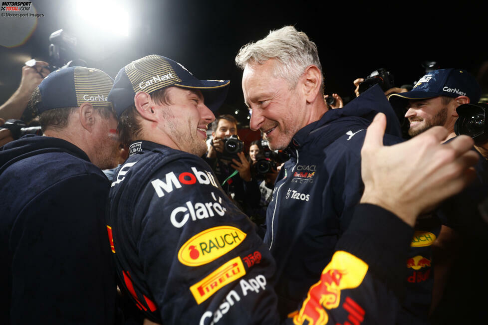 ... die persönlichen Glückwünsche seines Teams abholt, hier von Red-Bull-Teammanager Jonathan Wheatley. Anschließend muss Verstappen weiter zum ...