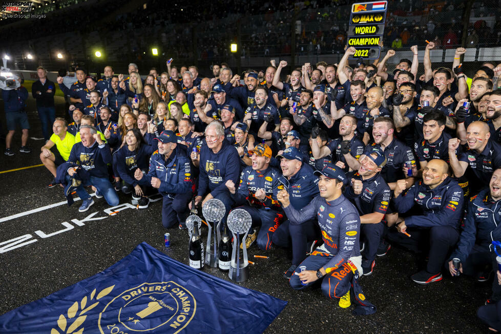 ... traditionellen Siegerbild seines Teams, schließlich hat Red Bull in Suzuka einen Doppelsieg erzielt und obendrein die Fahrer-WM gewonnen. Verstappen ...
