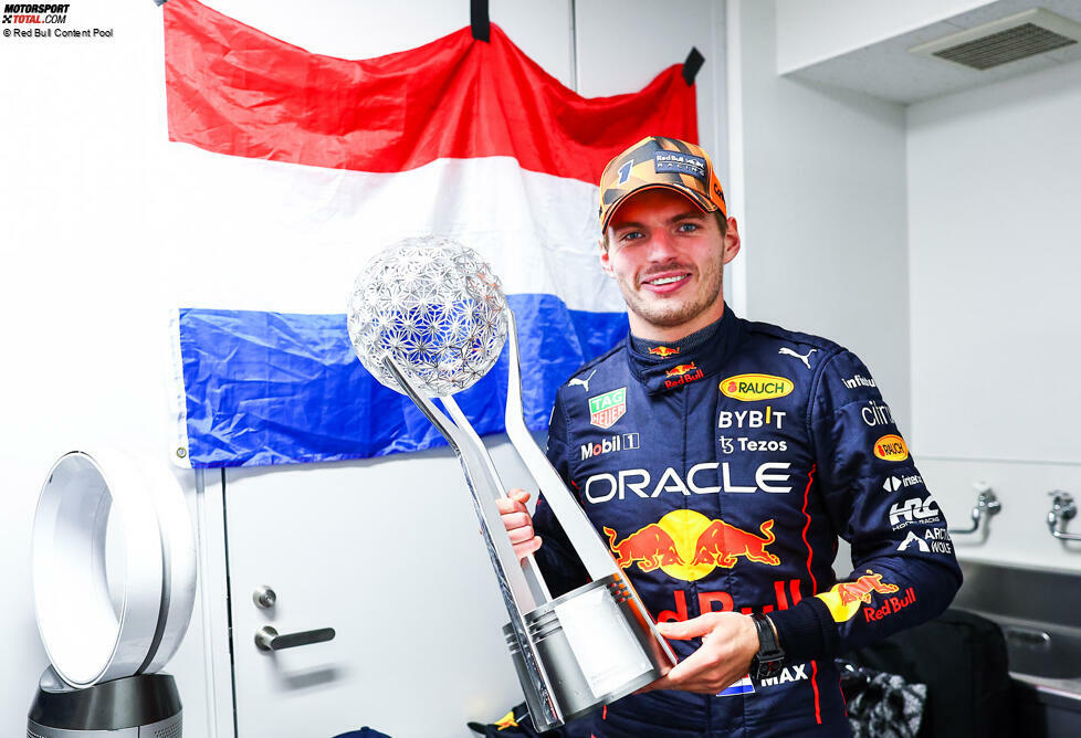... hat Verstappen mal eine ruhige Minute in seiner Fahrerkabine an der Strecke, um seinen Erfolg auszukosten. Eine große Party bleibt aus: Verstappen und Red Bull fliegen direkt zurück nach Europa, der Titelgewinn in Japan war 