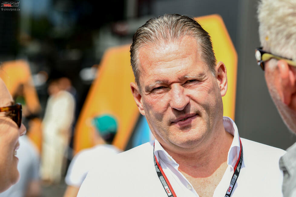 ... Jos Verstappen gar nicht vor Ort in Zandvoort, nach einem positiven Corona-Befund. Er verpasst damit das Heimspiel seines Sohnes und dessen Helmdesign-Hommage: Max Verstappen fährt an diesem Wochenende mit den Farben seines Papas, aber ...