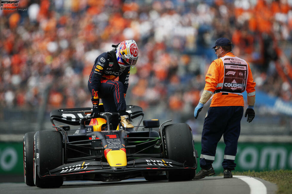 ... Max Verstappen? Dessen Red Bull RB18 streikt schon nach nur sieben Runden, er muss nach einem Fehler in der Kraftübertragung aufhören und verpasst gut eine Dreiviertelstunde beim Trainingsauftakt in Zandvoort. Übrigens ist sein Vater ...