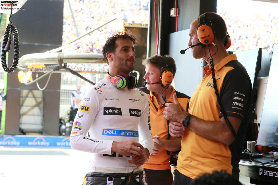 ... hat Daniel Ricciardo im zweiten Freien Training: Eine defekte Ölleitung lässt Flüssigkeit aus seinem McLaren MCL36 austreten und er verpasst die letzten 20 Minuten der Session. Dafür sorgt McLaren andernorts für Schlagzeilen, weil es ...