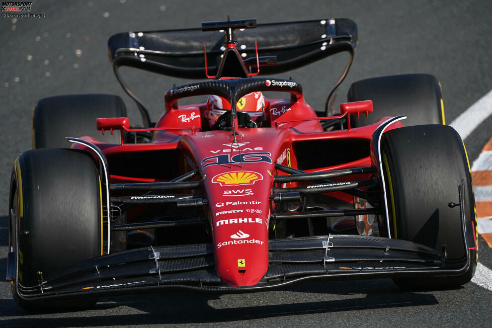 Charles Leclerc startet im Ferrari F1-75 mit der Bestzeit in den zweiten Fahrtag in Zandvoort. Auf frischen Soft-Reifen erzielt er 1:11.632 Minuten und beschließt das dritte Freie Training knapp vor George Russell im Mercedes W13 und Max Verstappen im Red Bull RB18. Abstand der Top 3: nur 0,161 Sekunden! Auch ...