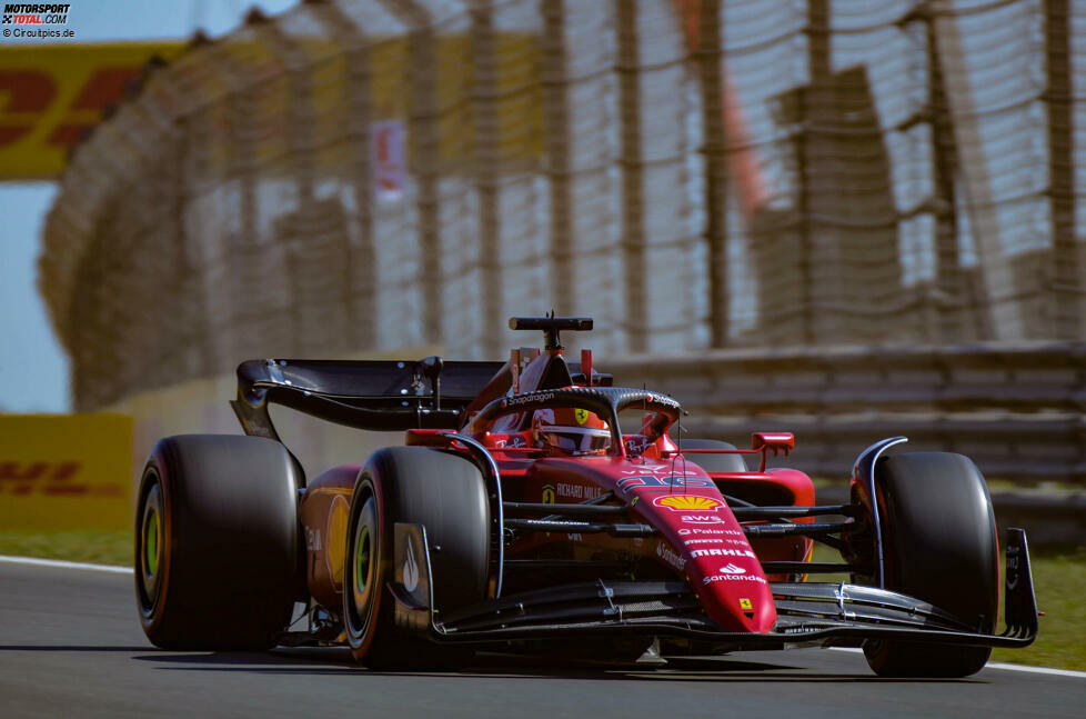 ... fährt Charles Leclerc im Ferrari F1-75 als Dritter auf das Podium, weil er ebenfalls mit Reifenvorteil ganz am Ende noch ...