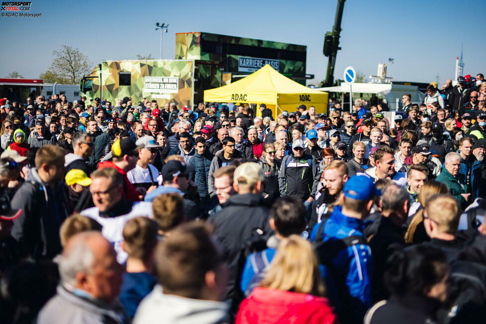 Sechs neue Besucherrekorde stellten die Fans der Deutschen GT-Meisterschaft 2022 auf. Zu Beginn der Saison feierten 28.000 Zuschauer am Wochenende den Auftakt in Oschersleben. Und auch bei den fünf darauffolgenden Saisonstopps wurden neue Besucherbestmarken geknackt.