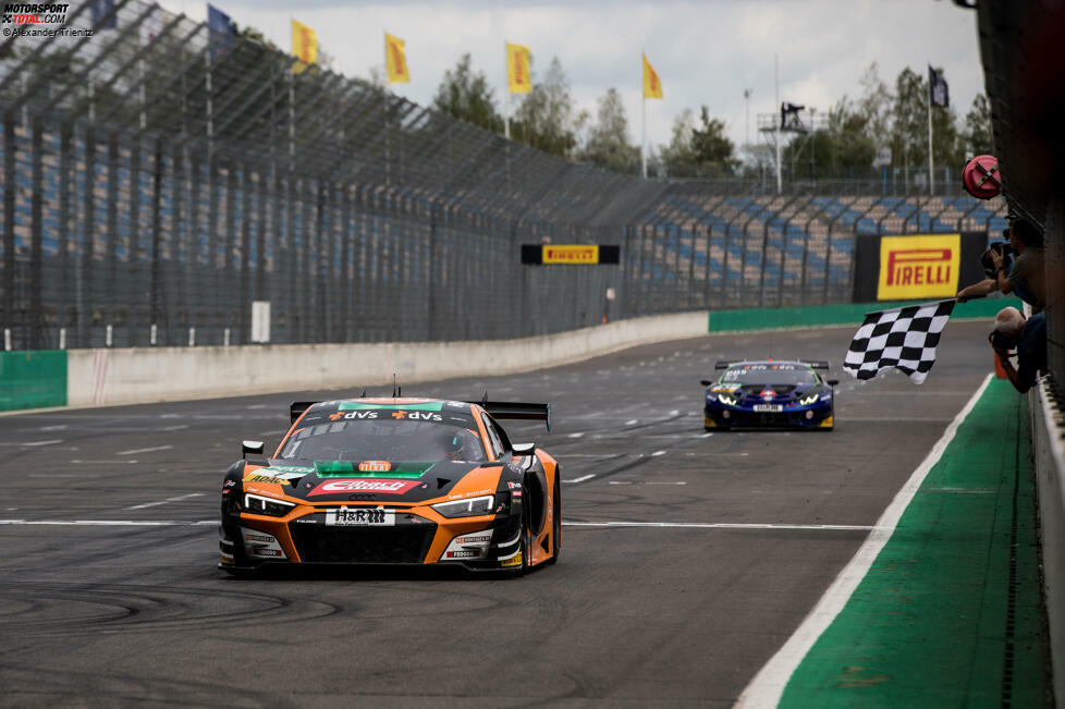 50 Mal siegreich! In der Saison 2022 holten Christopher Mies und Tim Zimmermann den 50. Sieg für Audi. Das Fahrer-Duo von Land-Motorsport gewann das Sonntagsrennen auf dem Lausitzring. Für Tim Zimmermann war es der Premierensieg in der Deutschen GT-Meisterschaft, Christopher Mies stand bereits zum 13. Mal auf dem obersten Treppchen.