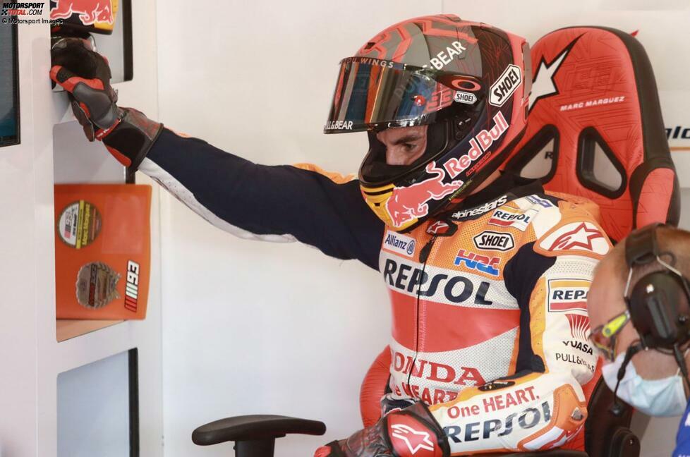 In der offiziellen Erklärung von Honda heißt es, Marquez habe sich die Titanplatte beim Öffnen einer großen Glastür (Französisches Fenster) in seinem Haus beschädigt. Im Fahrerlager aber gibt es Vermutungen, dass die Belastungen vom Fahren am Samstag des zweiten Jerez-Wochenendes kamen. Fakt ist: Die zweite OP bleibt nicht die letzte.