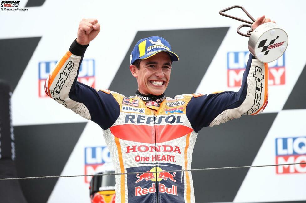 ... dem Grand Prix von Deutschland auf dem Sachsenring, erringt Marquez am 20. Juni 2021 einen triumphalen Sieg. Es ist sein erster seit Valencia 2019. Auf dem Sachsenring baut er seine Erfolgsserie auf insgesamt elf aufeinanderfolgende Siege (inklusive 125er- und Moto2-Klasse) aus.