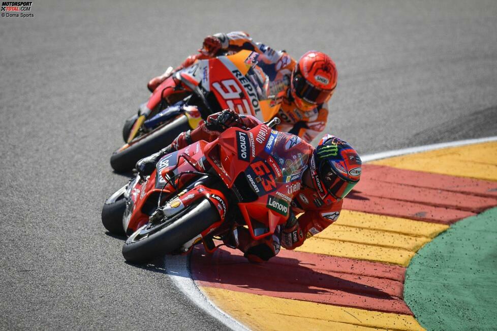 Dass es auf dem Sachsenring überwiegend Linkskurven gibt, kommt Marquez entgegen. Die folgenden Rennen gestalten sich wieder deutlich schwieriger. Als es im September auf die nächste Strecke geht, die links herum gefahren wird, nämlich Aragon, unterliegt Marquez im Kampf um den Sieg nur ganz knapp gegen Francesco Bagnaia (Ducati).