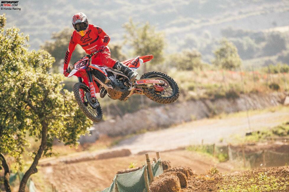 ... am 30. Oktober 2021, nur sechs Tage nach dem Sieg in Misano, stürzt Marquez ganz in der Nähe seines Hauses beim Offroad-Training mit einer Motocross-Maschine. In der ersten Mitteilung des Honda-Teams, die drei Tage später versendet wird, ist zunächst nur von einer leichten Gehirnerschütterung die Rede. Aber wie sich herausstellt, ...