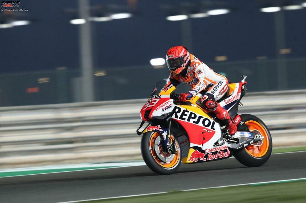 Beim Saisonauftakt 2022, dem Grand Prix von Katar in Losail, gibt Marquez sein Comeback. Mit der brandneuen Honda RC213V belegt er den fünften Platz. Aber der nächste schwere Rückschlag kommt direkt am zweiten Rennwochenende der Saison. Denn ...