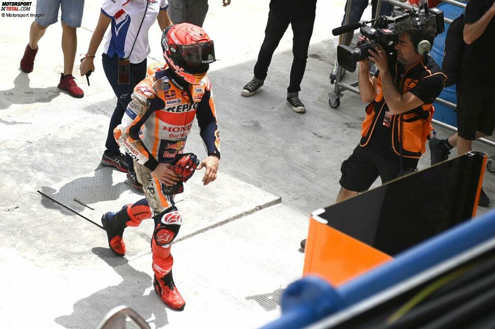 ... im Warm-up zum Grand Prix von Indonesien in Mandalika hat Marquez einen heftigen Highsider. Bei diesem Sturz zieht er sich abermals eine Gehirnerschütterung zu. Er verpasst sowohl das Rennen in Mandalika als auch das darauffolgende, den Grand Prix von Argentinien in Termas de Rio Hondo. Immerhin: Die Sorge, ...