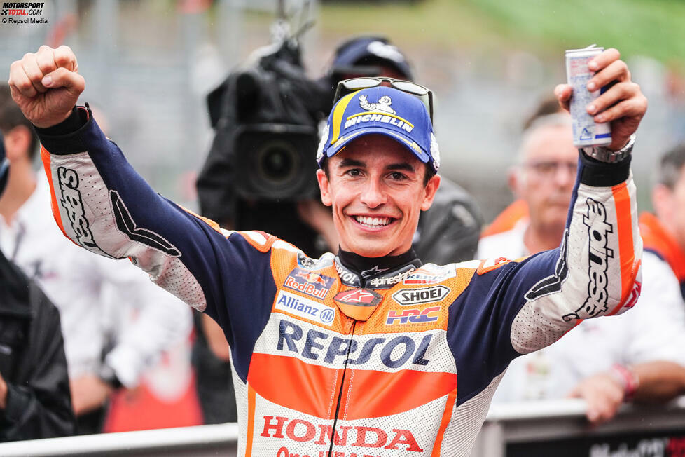 ... fährt Marquez im verregneten Qualifying zum Grand Prix von Japan in Motegi zum ersten Mal seit drei Jahren wieder auf die Pole. Tags darauf im Rennen kommt er auf P4 ins Ziel. Beim nächsten Rennen, dem Grand Prix von Thailand in Buriram, fährt er abermals in die Top 5. Das Comeback läuft nach Plan.