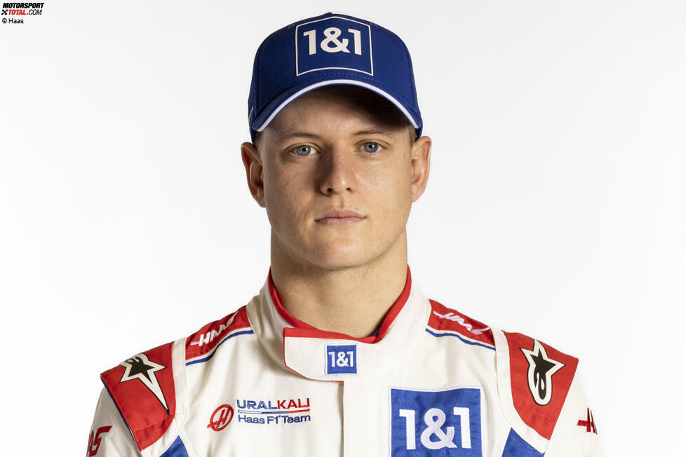 ... geht Mick Schumacher trotzdem wieder an den Start: Sein neuer Overall bei Haas ist wieder fast komplett in Weiß gehalten, dazu kommen die Teamfarben Rot und Blau, was ...
