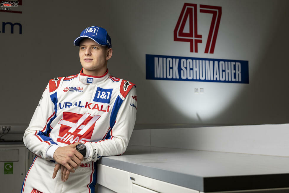 ... Mick Schumacher in einem ähnlichen Outfit auflaufen sieht wie schon in seiner Formel-1-Debütsaison 2021. Dazu passt natürlich ...