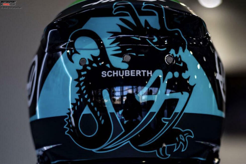 ... einen ganz neuen Look gekriegt hat. 2021 fand sich an dieser Stelle noch sattes Gelb, jetzt ist es Türkis. Geblieben ist der Drache, den auch Mick Schumachers Vater Michael Schumacher schon auf seinen Formel-1-Helmen verwendet hatte. Und wie der Papa ...