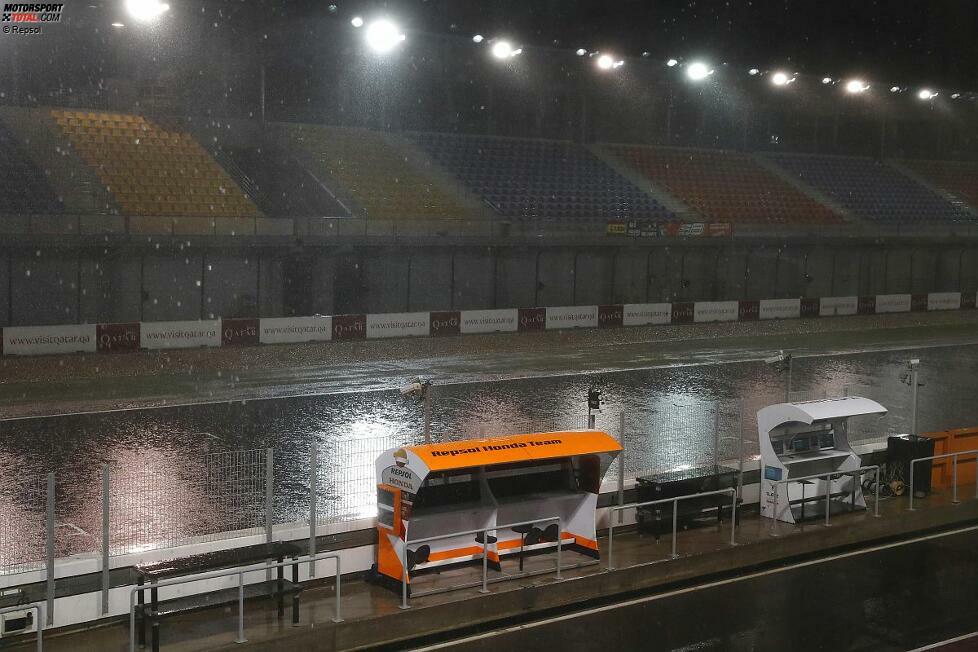 Aufgrund starker Regenfälle müssen 2017 auch in Katar das vierte Freie Training und das Qualifying der MotoGP abgesagt werden. Nur gibt es hier keinen Ersatz. Die Startaufstellung entspricht der Reihenfolge des kombinierten Trainingsergebnisses.