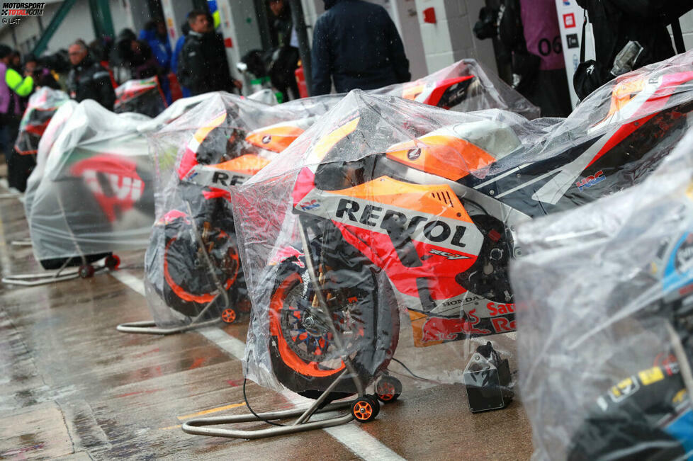 Gar kein Rennen gibt es in Silverstone 2018. Die Strecke ist dem britischen Regen einfach nicht gewachsen. Stehendes Wasser führt bereits im Qualifying am Samstag zu zahlreichen Stürzen. Nach langem Warten entscheidet man sich für die Absage.