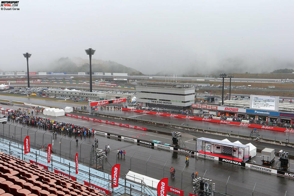 In Motegi 2013 kann der Trainingsfreitag beim Grand Prix von Japan wegen des Wetters nicht stattfinden. Starker Regen und Nebel belagern die Rennstrecke. Erst am Samstagnachmittag ist ein Training möglich, das gleichzeitig die Startaufstellung bestimmt.