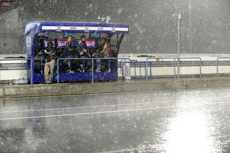 2009 hat die MotoGP in Katar wiederum nicht so viel Glück. Nachdem es bereits in den kleinen Klassen zu Irritationen wegen des Wetters gekommen war, beginnt es vor dem geplanten Start der Königsklasse so heftig zu regnen, dass kein Rennen möglich ist.