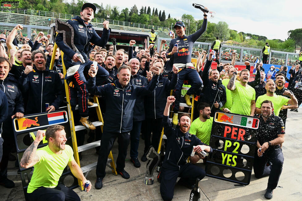 Sergio Perez (2): Hier herrscht Einigkeit in der Redaktion. Für eine 1 zu wenig, aber die 2 hat er sich unter anderem mit seiner Aufholjagd im Sprint und seiner Performance im Rennen verdient. Letztendlich war er derjenige, der Leclerc in den Fehler trieb. Zudem Red Bulls ersten Doppelsieg seit 2016 eingetüet. Job erledigt!