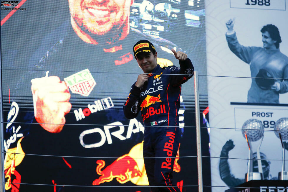 Sergio Perez (2): Auch hier kein klarer Fall. Einige argumentieren für eine 3, weil Verstappen einfach am ganzen Wochenende so viel schneller war. Auf der anderen Seite trieb er Leclerc in einen Fehler und holte mit P2 das Maximum heraus, das für ihn neben Überflieger Verstappen möglich war. Job erledigt, dafür gibt es die 2!