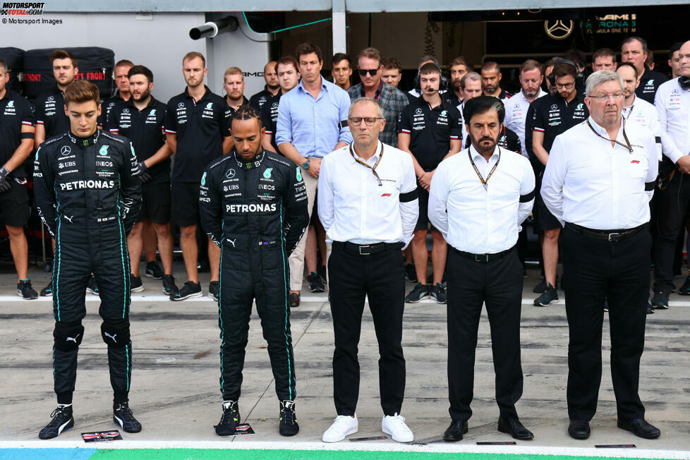 ... natürlich auch die englischen Fahrer George Russell und Lewis Hamilton sowie die wichtigsten Persönlichkeiten der Formel 1 teilnehmen - Serienchef Stefano Domenicali, FIA-Präsident Mohammed bin Sulayem und Sportchef Ross Brawn, alle mit Trauerflor. Parallel dazu ...