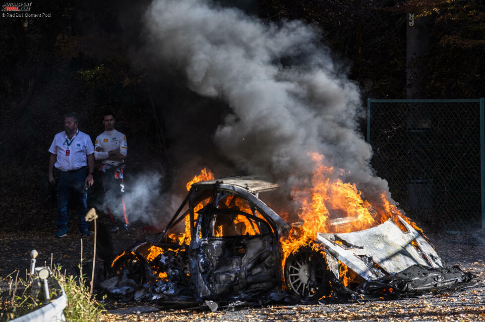 Bei der zweiten Wertungsprüfung fing das Auto Feuer.