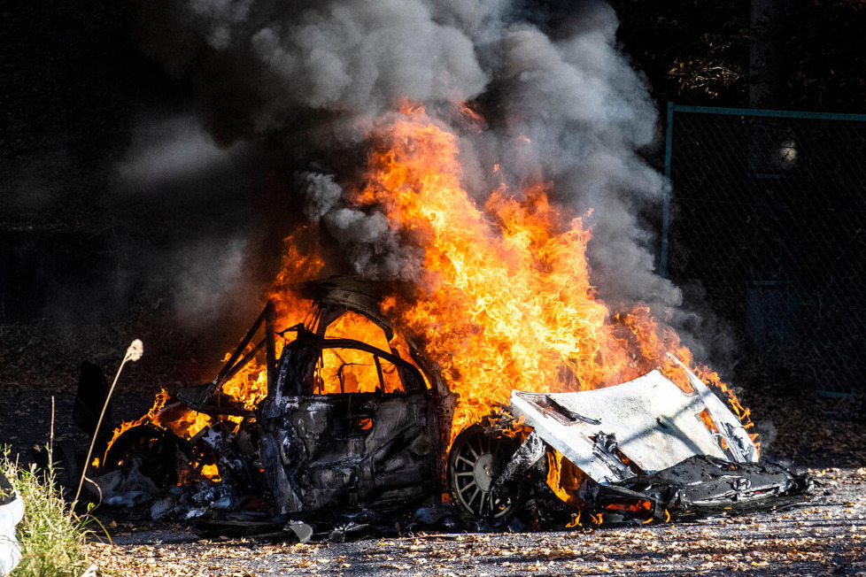Bei der zweiten Wertungsprüfung der Rallye Japan fängt der Hyundai i20 von Dani Sordo Feuer und brennt vollständig aus