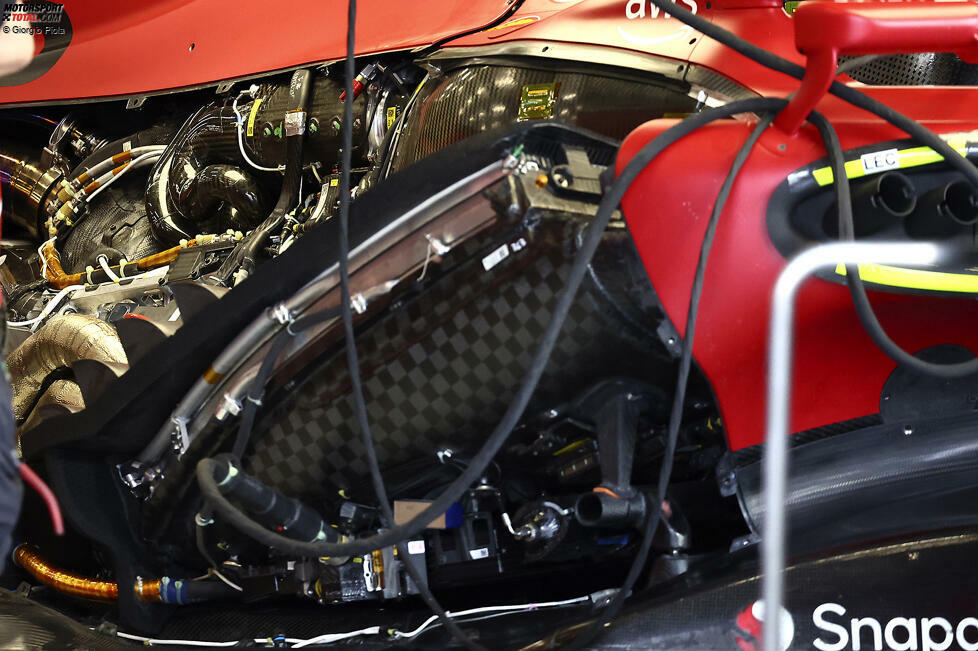 Eine Aufnahme des F1-75, als er für den Einsatz vorbereitet wurde, aber ohne die Seitenkästen, zeigt, wie die Kühler positioniert und die Leitbleche angebracht sind, um die Strömung um sie herum zu verbessern. Man beachte auch die Befestigung des Ansaugtrakts am unteren Seitenaufprallträger.