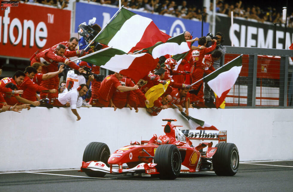 Michael Schumacher - Der Deutsche schafft es als einziger Fahrer in der Geschichte, mit zwei unterschiedlichen Teams mindestens zwei Titel in Folge zu gewinnen! 1994 und 1995 triumphiert er für Benetton, später für Ferrari zwischen 2000 und 2004 sogar fünfmal in Serie. Einmalig!