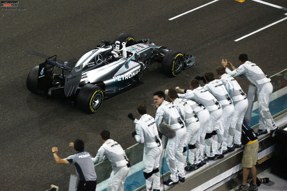 Lewis Hamilton - Der Brite schafft es mit Mercedes gleich zweimal, zwei oder mehr Titel in Folge zu gewinnen. Zunächst triumphiert er 2014 und 2015 und dann zwischen 2017 und 2020 sogar viermal in Serie. Und hätte es 2016 den 