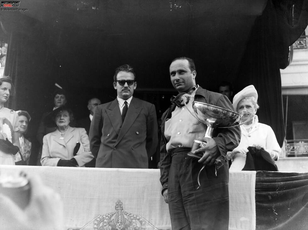 Juan Manuel Fangio - Muss er Ascari nach seinem ersten Titel 1951 noch zweimal den Vortritt lassen, beginnt ab 1954 die Fangio-Ära. Der Argentinier verteidigt seinen Titel anschließend nicht nur einmal sondern holt bis 1957 satte vier Titel in Serie! Dieser Lauf soll erst fast 50 Jahre später von Michael Schumacher übertroffen werden.