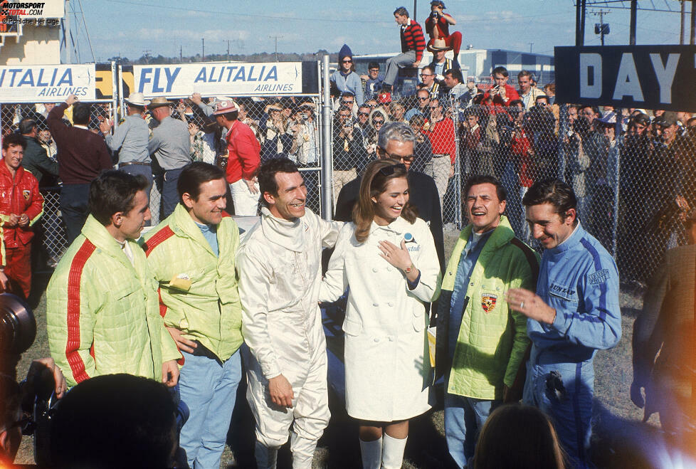 24 Stunden von Daytona 1968: V.l.n.r.: Rolf Stommelen, Jochen Neerpasch, Vic Elford, N.N., Hans Herrmann und Jo Siffert nach ihrem Gesamtsieg mit dem 907 LH.