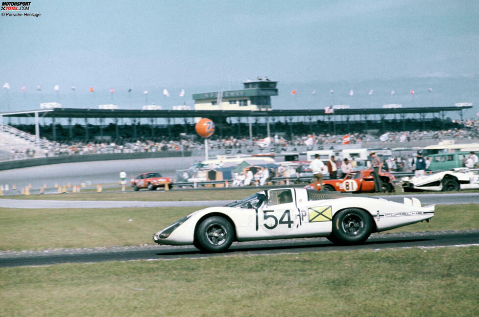 24 Stunden von Daytona 1968: Hans Herrmann, Rolf Stommelen, Vic Elford, Jochen Neerpasch und Jo Siffert fahren abwechselnd den 907 LH und erzielen den Gesamtsieg