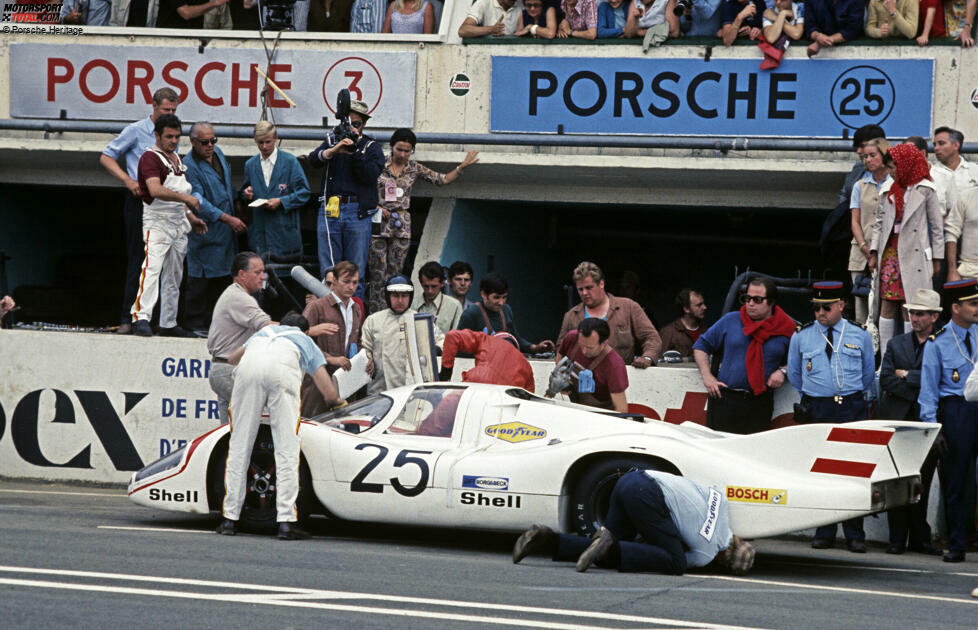 14.06.1970, 24 Stunden von Le Mans: Vic Elford und Kurt Ahrens, jun. auf einem 917 LH Coupe (Ausfall). Hinter dem Fahrzeug v.l.n.r.: Helmuth Bott, Gerhard Küchle, Kurt Ahrens, Helmut Flegl, Vic Elford, hinter ihm Roland Bemsel, neben Vic Elford steht Werner Enz