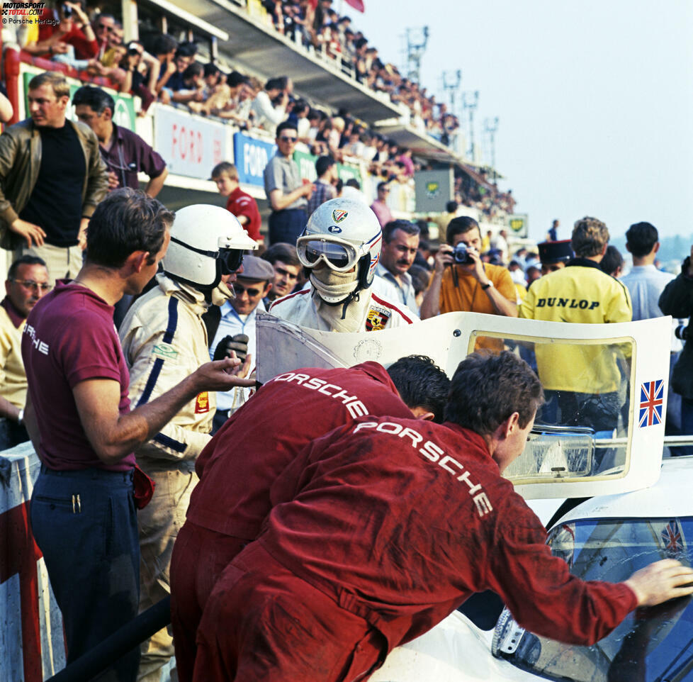 15.06.1969, 24 Stunden von Le Mans: Vic Elford und Richard Attwood auf einem 917 LH Coupe; links im T-Shirt steht Ferdinand Piech