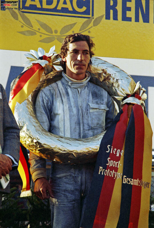 500 km Rennen auf dem Nürburgring am 05.09.1971: Vic Elford bei der Siegerehrung zum Gesamtsieger der Sport-Prototypen