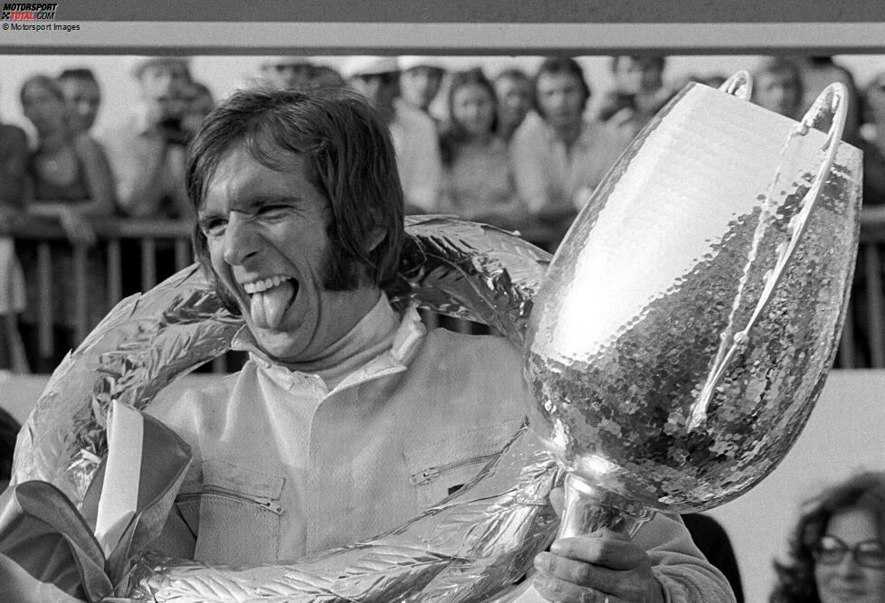 Emerson Fittipaldi (1972): Der Brasilianer erwischt keinen guten Start in sein erstes WM-Jahr. Beim Auftakt in Argentinien scheidet er aus. Dafür fährt er in acht der folgenden neun Rennen aufs Podium und sichert sich den Titel so bereits zwei Rennen vor Schluss. Und apropos Fittipaldi ...