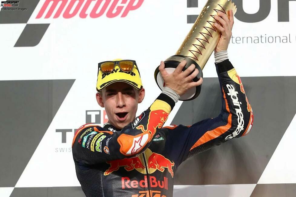 Eine Woche später findet das zweite Moto3-Rennen in Doha statt. Mehrere Fahrer werden bestraft, weil sie im Training gebummelt sind, und müssen aus der Boxengasse starten. Darunter auch Acosta. Aber das kann ihn nicht stoppen. In beeindruckender Manier holt er sich den Sieg.